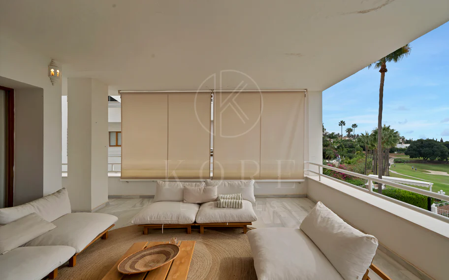Bonito apartamento de dos dormitorios situado en el prestigioso Alcores del Golf la comunidad en Nueva Andalucía