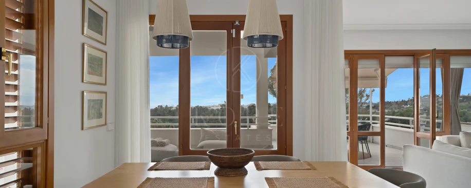 Bonito apartamento de dos dormitorios situado en el prestigioso Alcores del Golf la comunidad en Nueva Andalucía