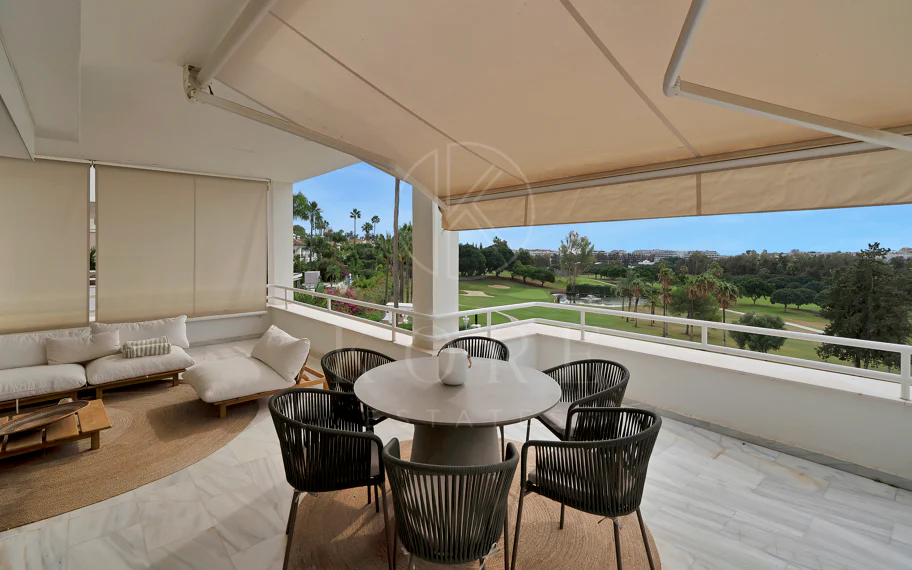 Bonito apartamento de dos dormitorios situado en el prestigioso Alcores del Golf la comunidad en Nueva Andalucía