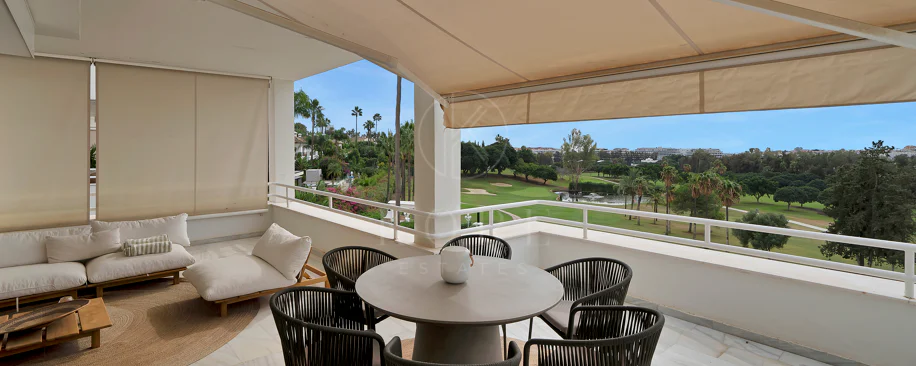 Bonito apartamento de dos dormitorios situado en el prestigioso Alcores del Golf la comunidad en Nueva Andalucía
