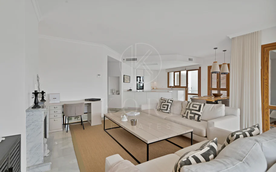 Bonito apartamento de dos dormitorios situado en el prestigioso Alcores del Golf la comunidad en Nueva Andalucía