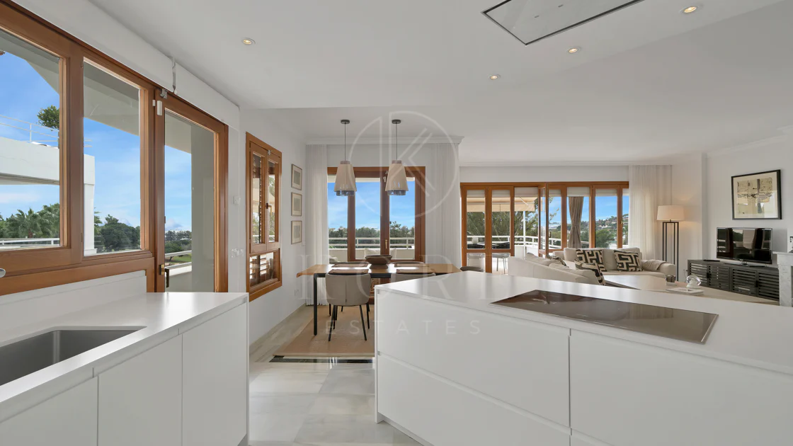 Bonito apartamento de dos dormitorios situado en el prestigioso Alcores del Golf la comunidad en Nueva Andalucía