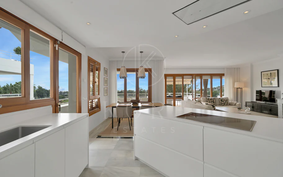 Bonito apartamento de dos dormitorios situado en el prestigioso Alcores del Golf la comunidad en Nueva Andalucía