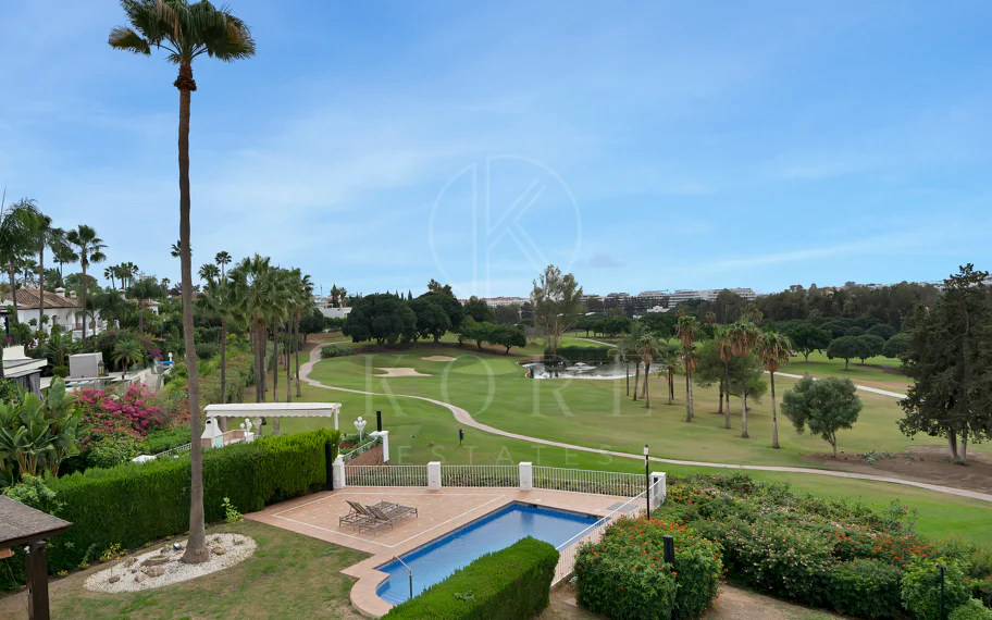 Bonito apartamento de dos dormitorios situado en el prestigioso Alcores del Golf la comunidad en Nueva Andalucía