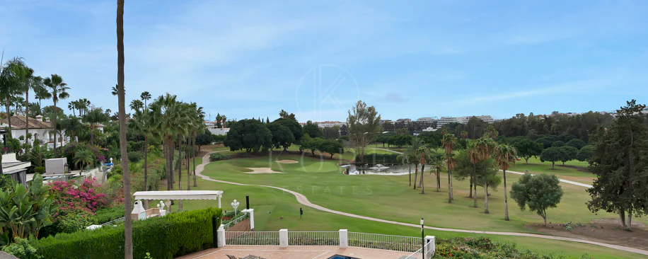 Bonito apartamento de dos dormitorios situado en el prestigioso Alcores del Golf la comunidad en Nueva Andalucía