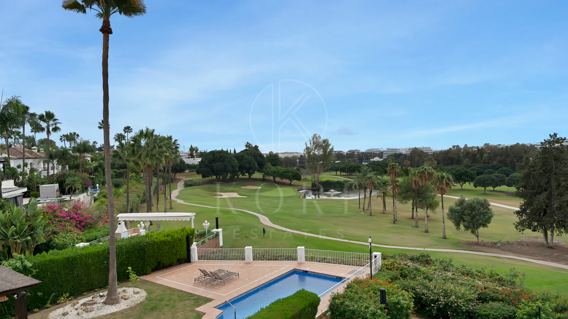 Bonito apartamento de dos dormitorios situado en el prestigioso Alcores del Golf la comunidad en Nueva Andalucía