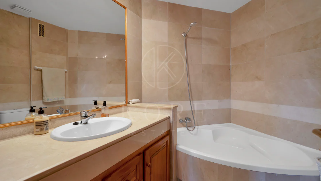 Bonito apartamento de dos dormitorios situado en el prestigioso Alcores del Golf la comunidad en Nueva Andalucía