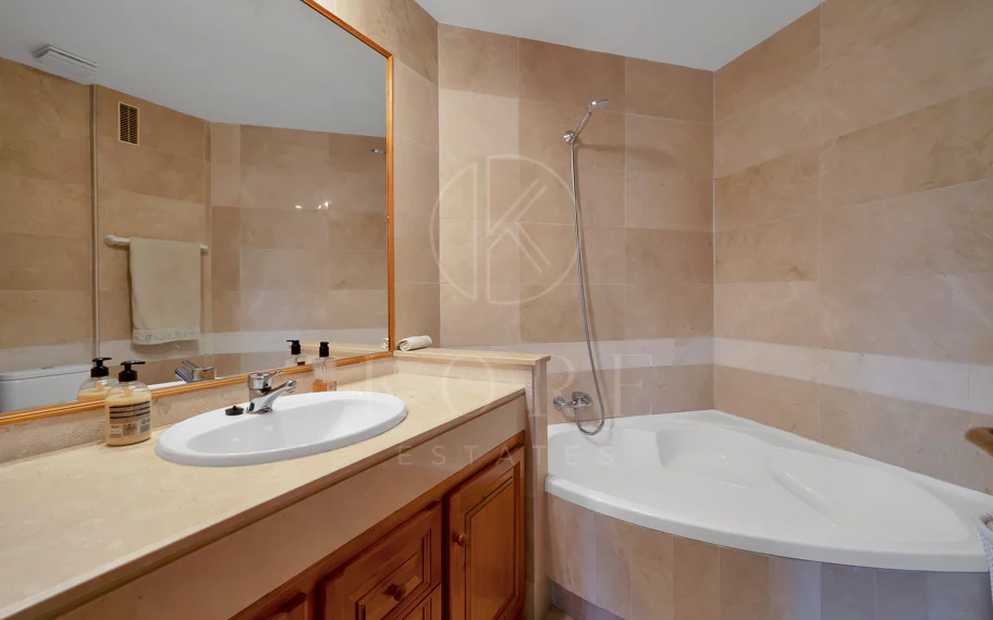Bonito apartamento de dos dormitorios situado en el prestigioso Alcores del Golf la comunidad en Nueva Andalucía