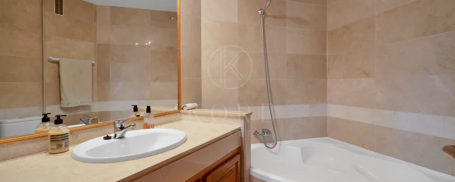 Bonito apartamento de dos dormitorios situado en el prestigioso Alcores del Golf la comunidad en Nueva Andalucía