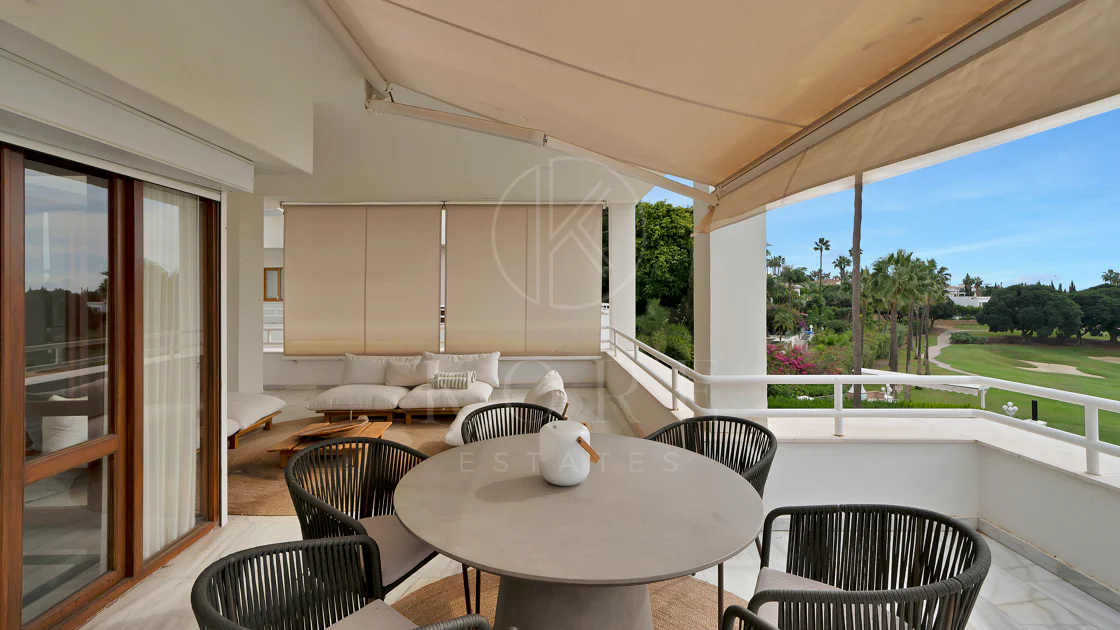 Bonito apartamento de dos dormitorios situado en el prestigioso Alcores del Golf la comunidad en Nueva Andalucía