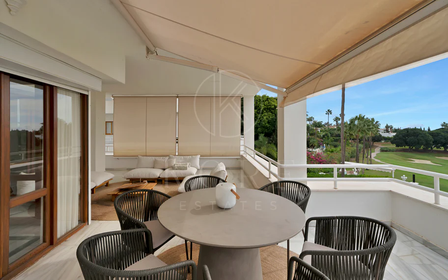 Bonito apartamento de dos dormitorios situado en el prestigioso Alcores del Golf la comunidad en Nueva Andalucía
