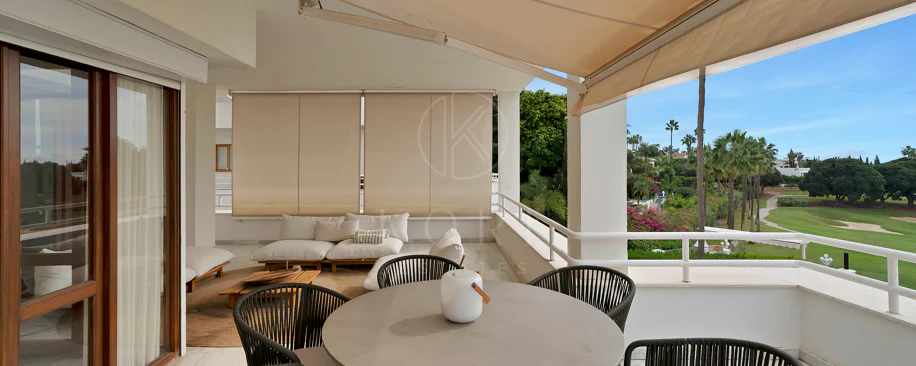 Bonito apartamento de dos dormitorios situado en el prestigioso Alcores del Golf la comunidad en Nueva Andalucía