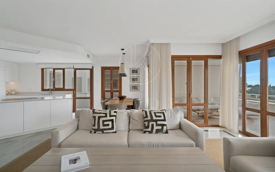 Bonito apartamento de dos dormitorios situado en el prestigioso Alcores del Golf la comunidad en Nueva Andalucía