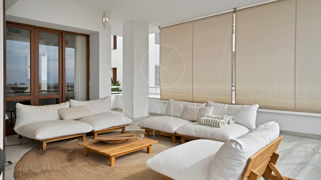 Bonito apartamento de dos dormitorios situado en el prestigioso Alcores del Golf la comunidad en Nueva Andalucía
