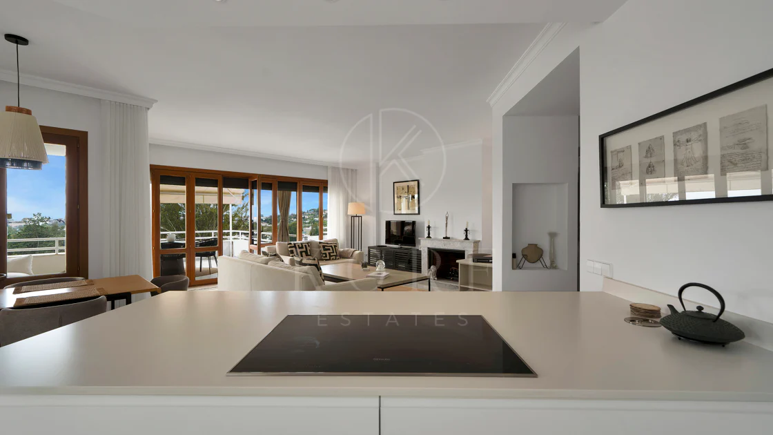 Bonito apartamento de dos dormitorios situado en el prestigioso Alcores del Golf la comunidad en Nueva Andalucía