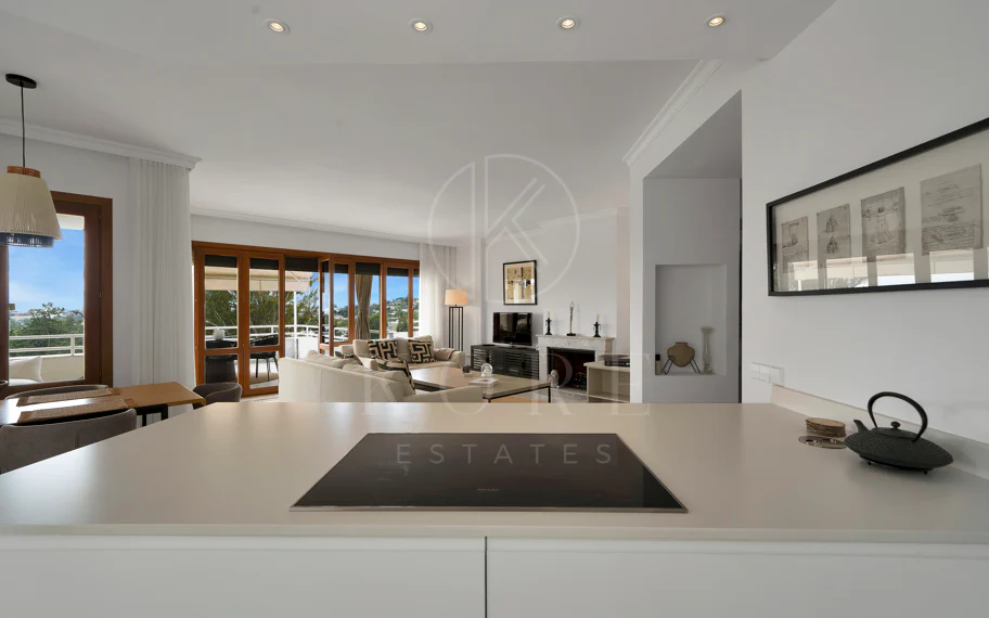 Bonito apartamento de dos dormitorios situado en el prestigioso Alcores del Golf la comunidad en Nueva Andalucía