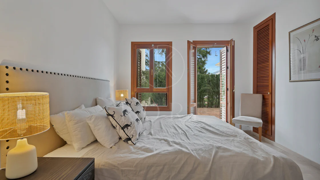 Bonito apartamento de dos dormitorios situado en el prestigioso Alcores del Golf la comunidad en Nueva Andalucía