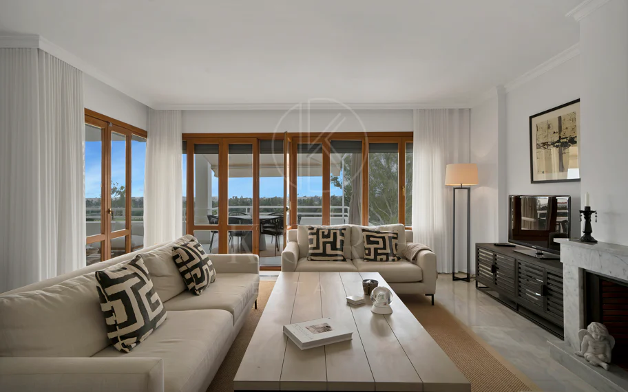 Bonito apartamento de dos dormitorios situado en el prestigioso Alcores del Golf la comunidad en Nueva Andalucía