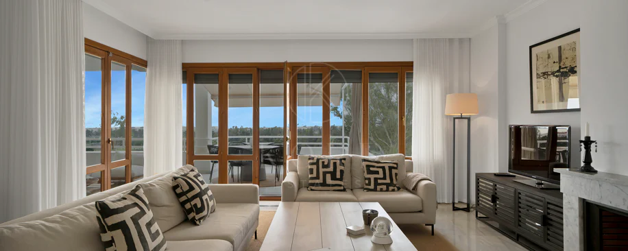 Bonito apartamento de dos dormitorios situado en el prestigioso Alcores del Golf la comunidad en Nueva Andalucía