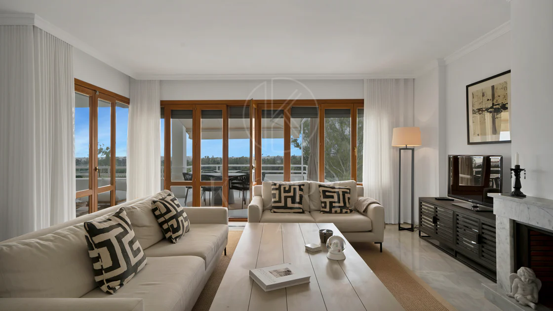 Bonito apartamento de dos dormitorios situado en el prestigioso Alcores del Golf la comunidad en Nueva Andalucía