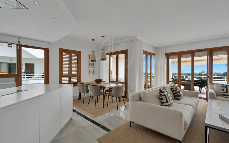 Bonito apartamento de dos dormitorios situado en el prestigioso Alcores del Golf la comunidad en Nueva Andalucía
