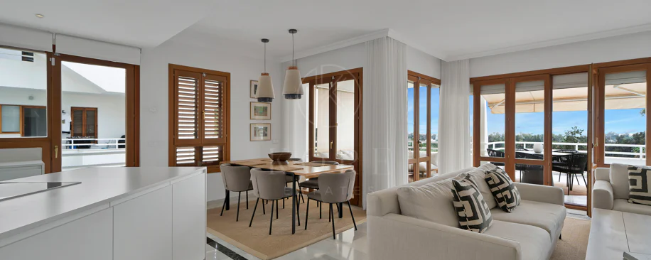 Bonito apartamento de dos dormitorios situado en el prestigioso Alcores del Golf la comunidad en Nueva Andalucía