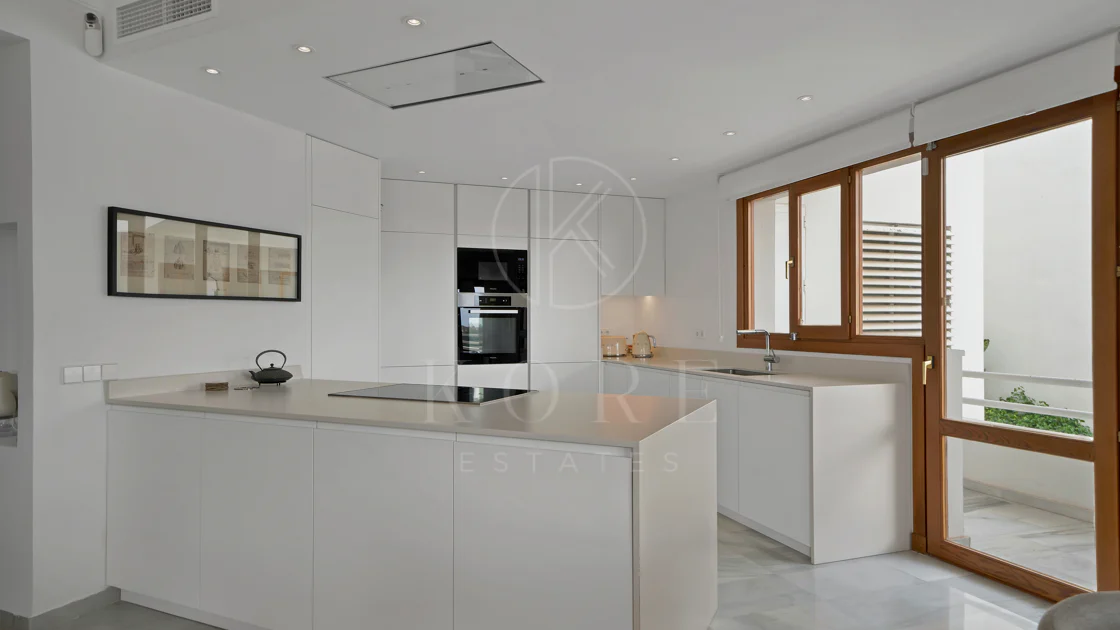 Bonito apartamento de dos dormitorios situado en el prestigioso Alcores del Golf la comunidad en Nueva Andalucía