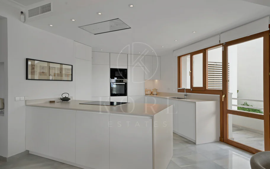 Bonito apartamento de dos dormitorios situado en el prestigioso Alcores del Golf la comunidad en Nueva Andalucía