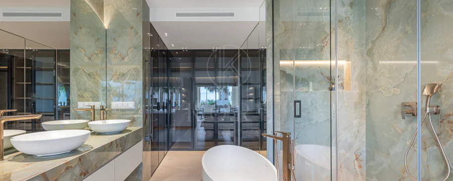Apartamento moderno en primera línea de playa en Bahía del Velerín