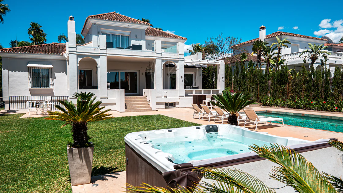 Lujosa villa de seis dormitorios en el prestigioso valle del golf de Nueva Andalucía