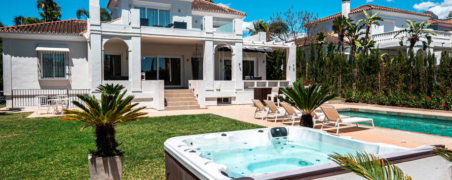 Lujosa villa de seis dormitorios en el prestigioso valle del golf de Nueva Andalucía