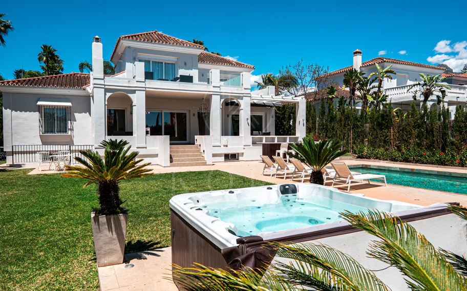 Lujosa villa de seis dormitorios en el prestigioso valle del golf de Nueva Andalucía