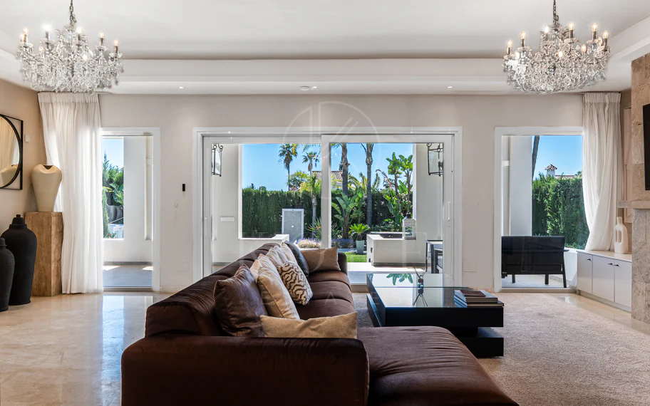 Lujosa villa de seis dormitorios en el prestigioso valle del golf de Nueva Andalucía