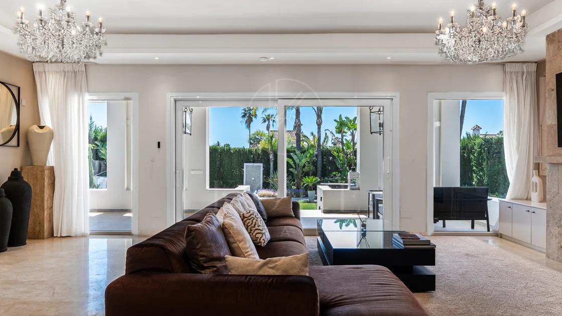 Lujosa villa de seis dormitorios en el prestigioso valle del golf de Nueva Andalucía