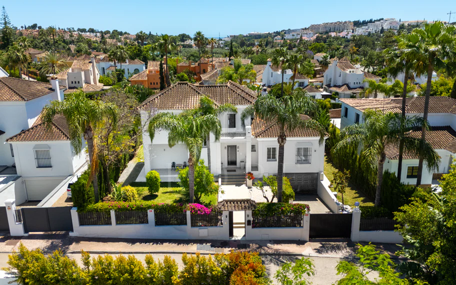 Lujosa villa de seis dormitorios en el prestigioso valle del golf de Nueva Andalucía