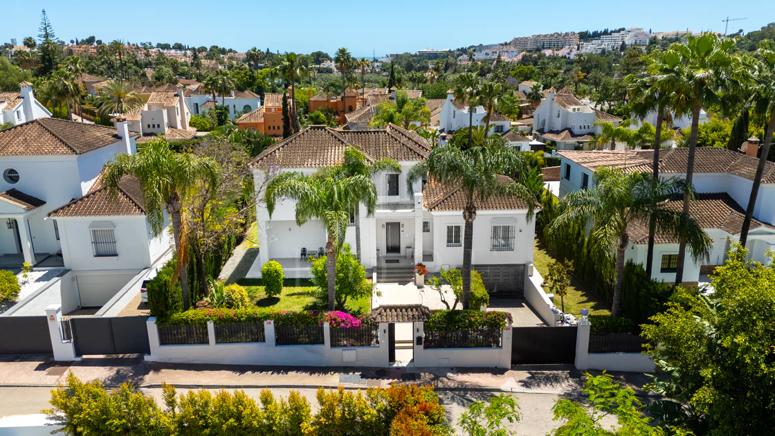 Lujosa villa de seis dormitorios en el prestigioso valle del golf de Nueva Andalucía