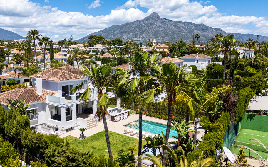 Lujosa villa de seis dormitorios en el prestigioso valle del golf de Nueva Andalucía
