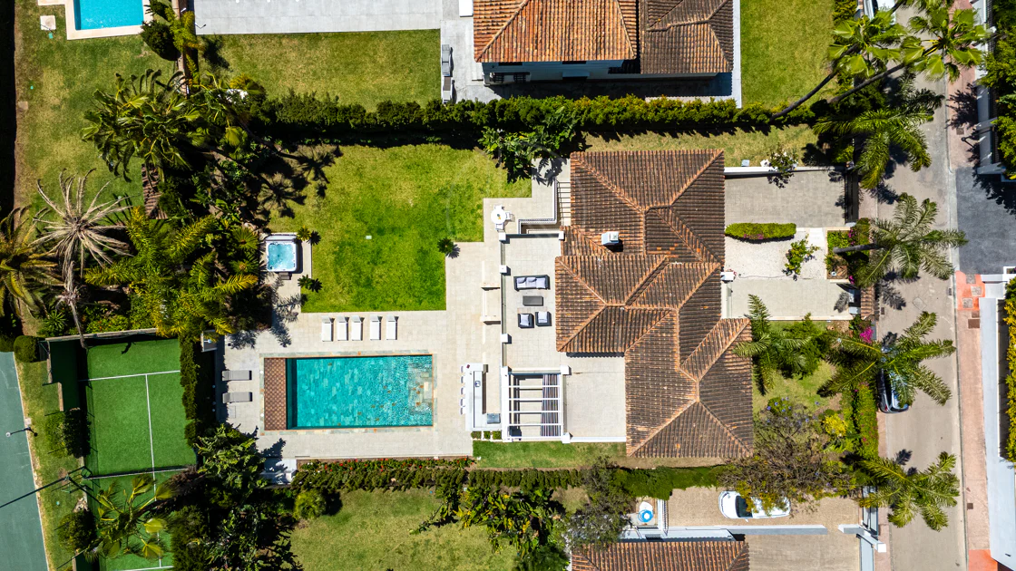 Lujosa villa de seis dormitorios en el prestigioso valle del golf de Nueva Andalucía