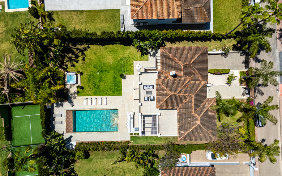 Lujosa villa de seis dormitorios en el prestigioso valle del golf de Nueva Andalucía
