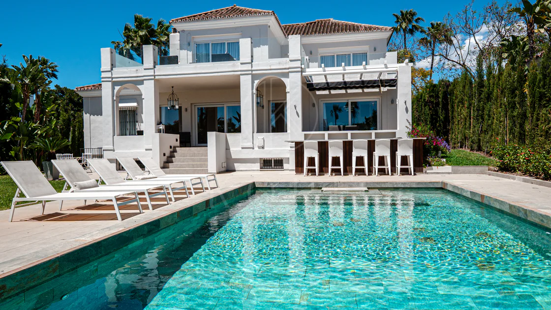 Lujosa villa de seis dormitorios en el prestigioso valle del golf de Nueva Andalucía