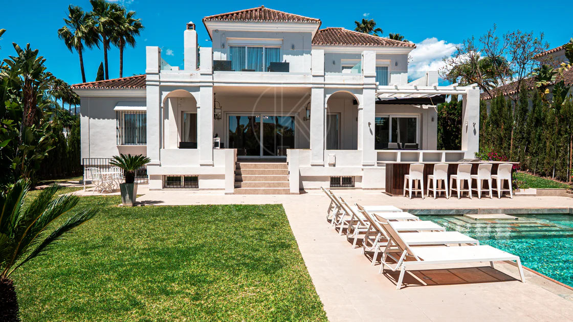 Lujosa villa de seis dormitorios en el prestigioso valle del golf de Nueva Andalucía