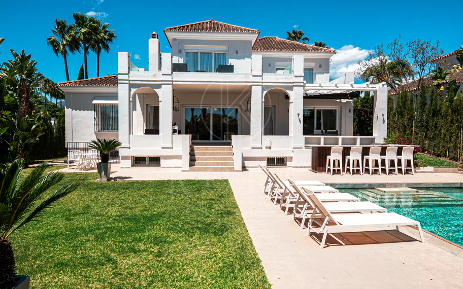 Lujosa villa de seis dormitorios en el prestigioso valle del golf de Nueva Andalucía