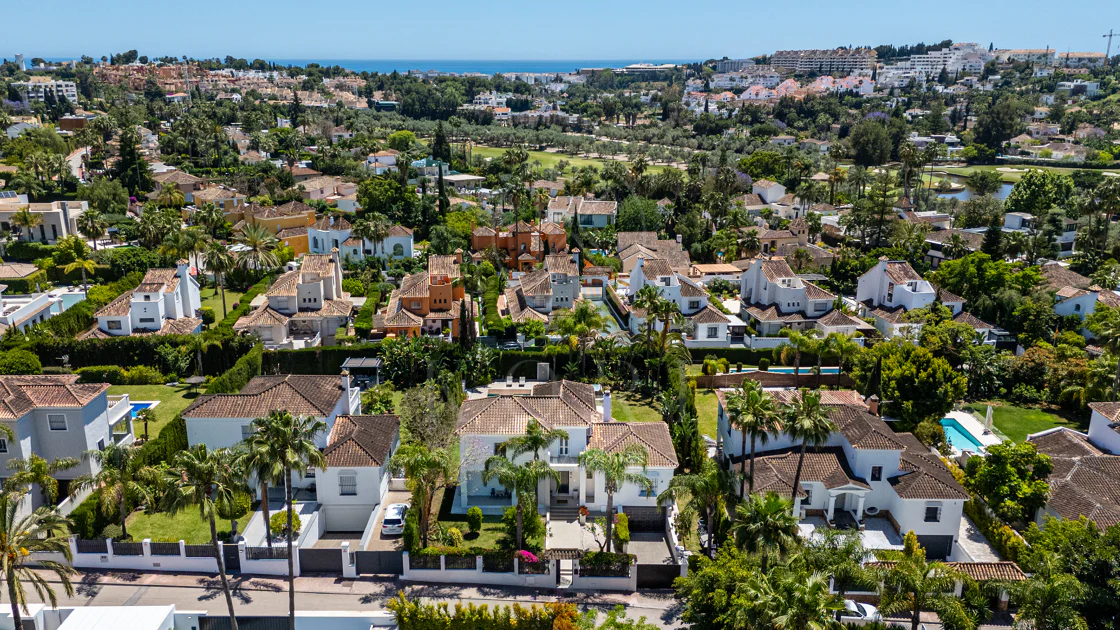 Lujosa villa de seis dormitorios en el prestigioso valle del golf de Nueva Andalucía