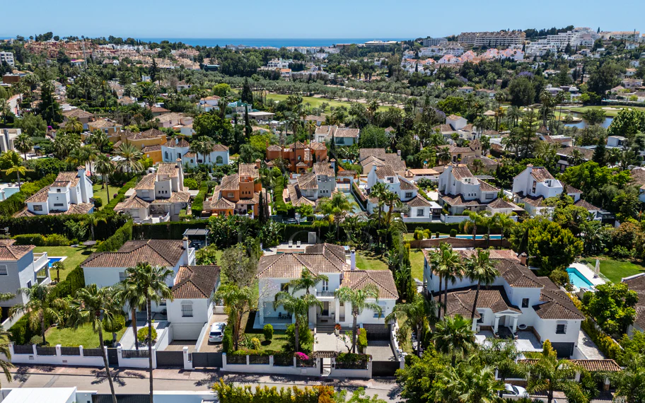 Lujosa villa de seis dormitorios en el prestigioso valle del golf de Nueva Andalucía