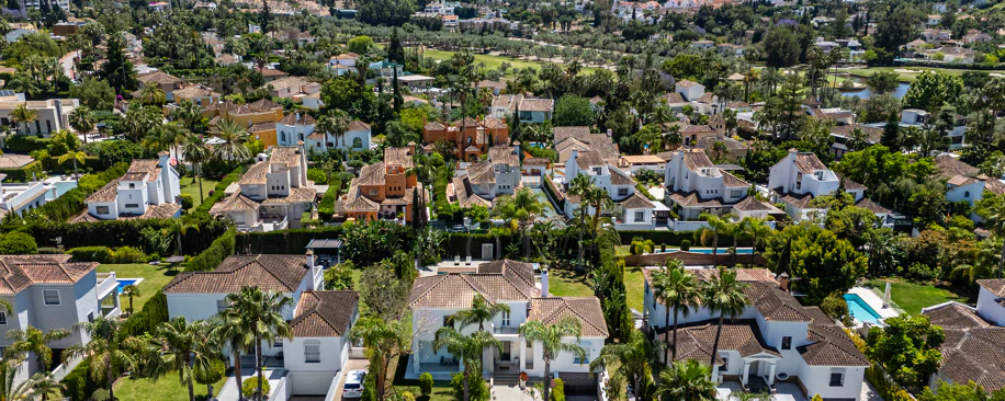 Lujosa villa de seis dormitorios en el prestigioso valle del golf de Nueva Andalucía