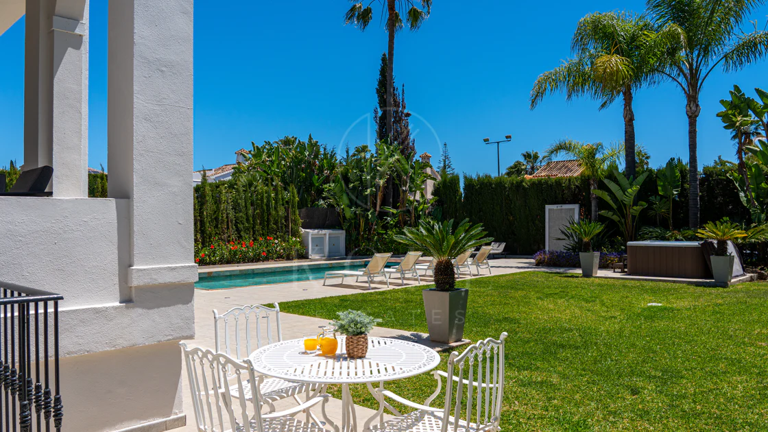 Lujosa villa de seis dormitorios en el prestigioso valle del golf de Nueva Andalucía
