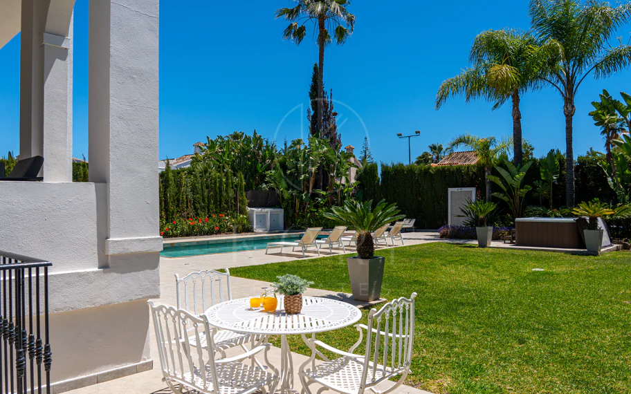 Lujosa villa de seis dormitorios en el prestigioso valle del golf de Nueva Andalucía