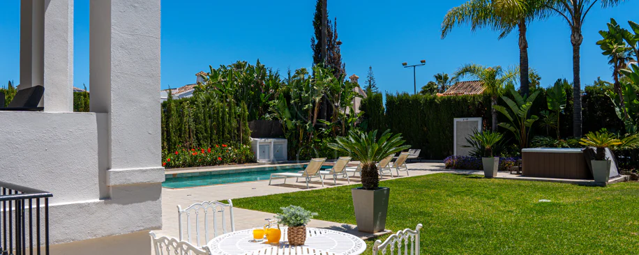 Lujosa villa de seis dormitorios en el prestigioso valle del golf de Nueva Andalucía