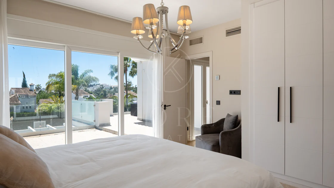 Lujosa villa de seis dormitorios en el prestigioso valle del golf de Nueva Andalucía
