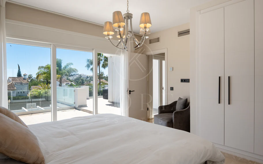Lujosa villa de seis dormitorios en el prestigioso valle del golf de Nueva Andalucía